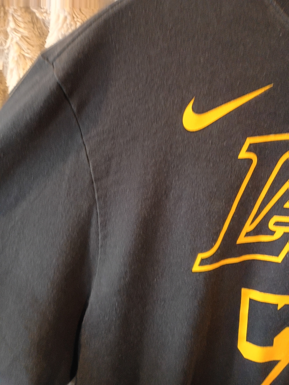 Nike Los Angeles Lakers Black T‑Shirt with Yellow Graphics (23) - Picture 4 of 7
